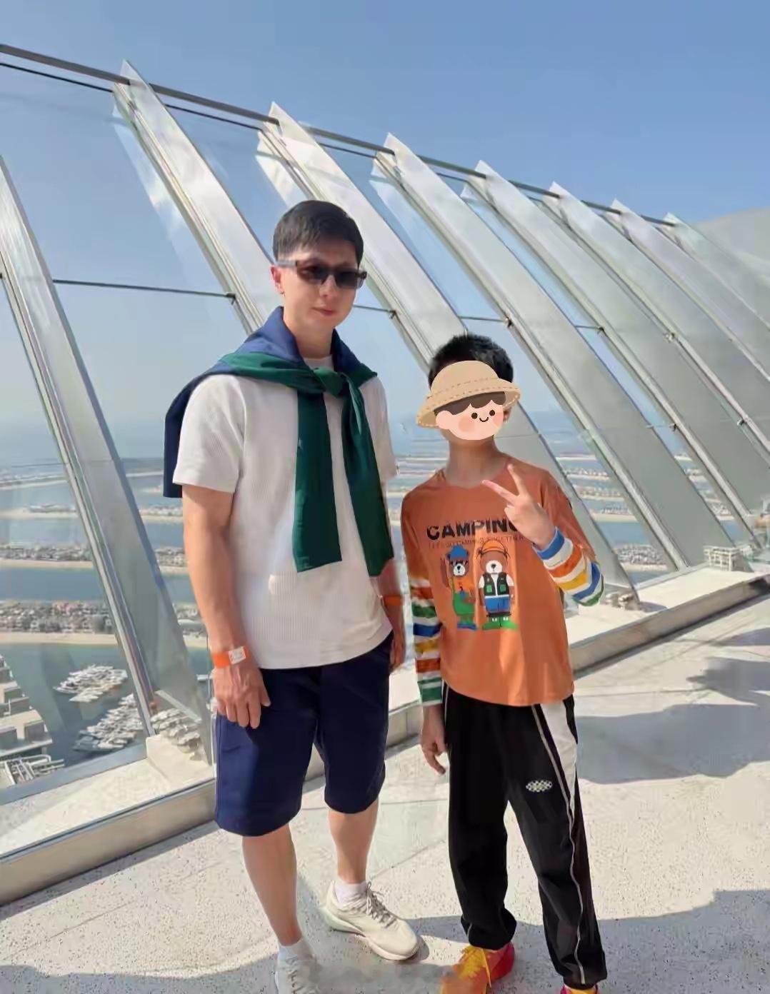 马龙一家度假被偶遇，他打扮清爽短袖T搭配短裤，看起来太帅了！