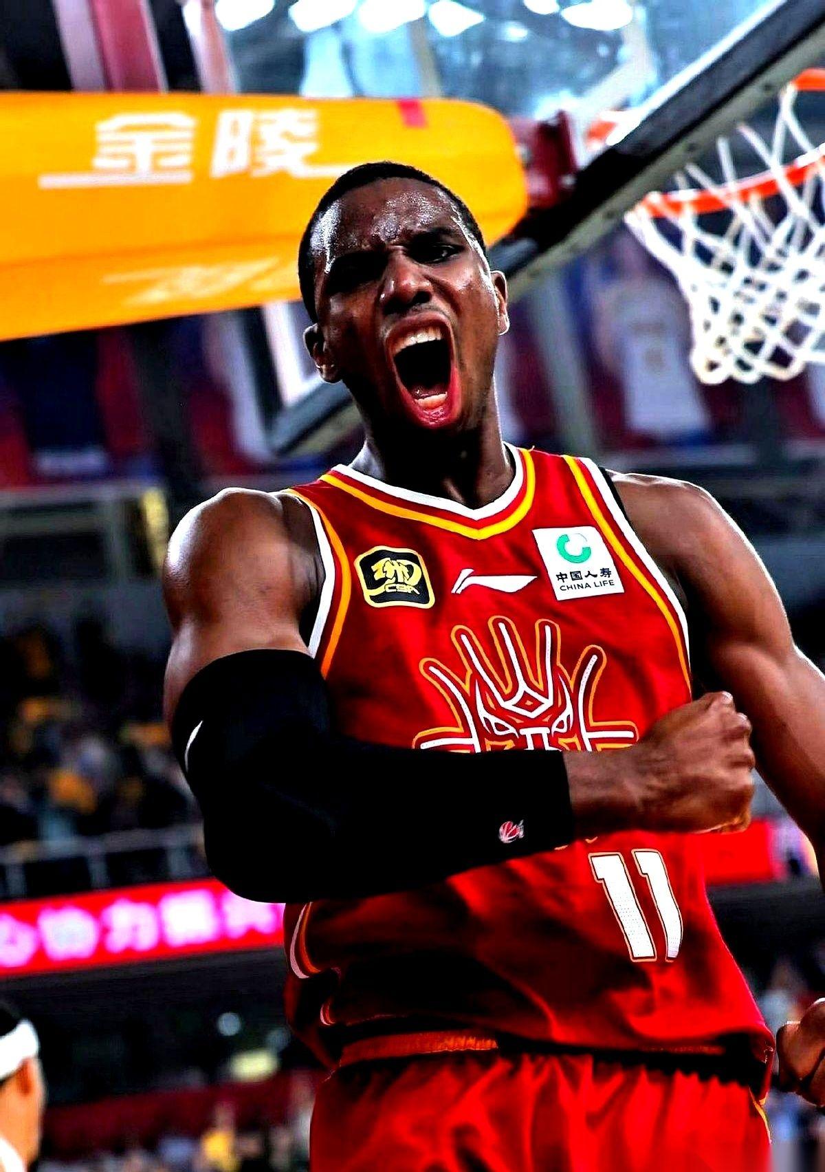 CBA的罚单拍下来，4个钟头，就4个钟头。山西队办公室里，没人提钱的事。场上犯