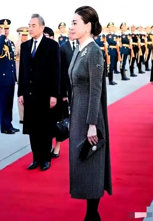 泰国王后这次赢嘛了！不是因为她的衣着多得体，也不是因为她看起来很漂亮，而是因为她