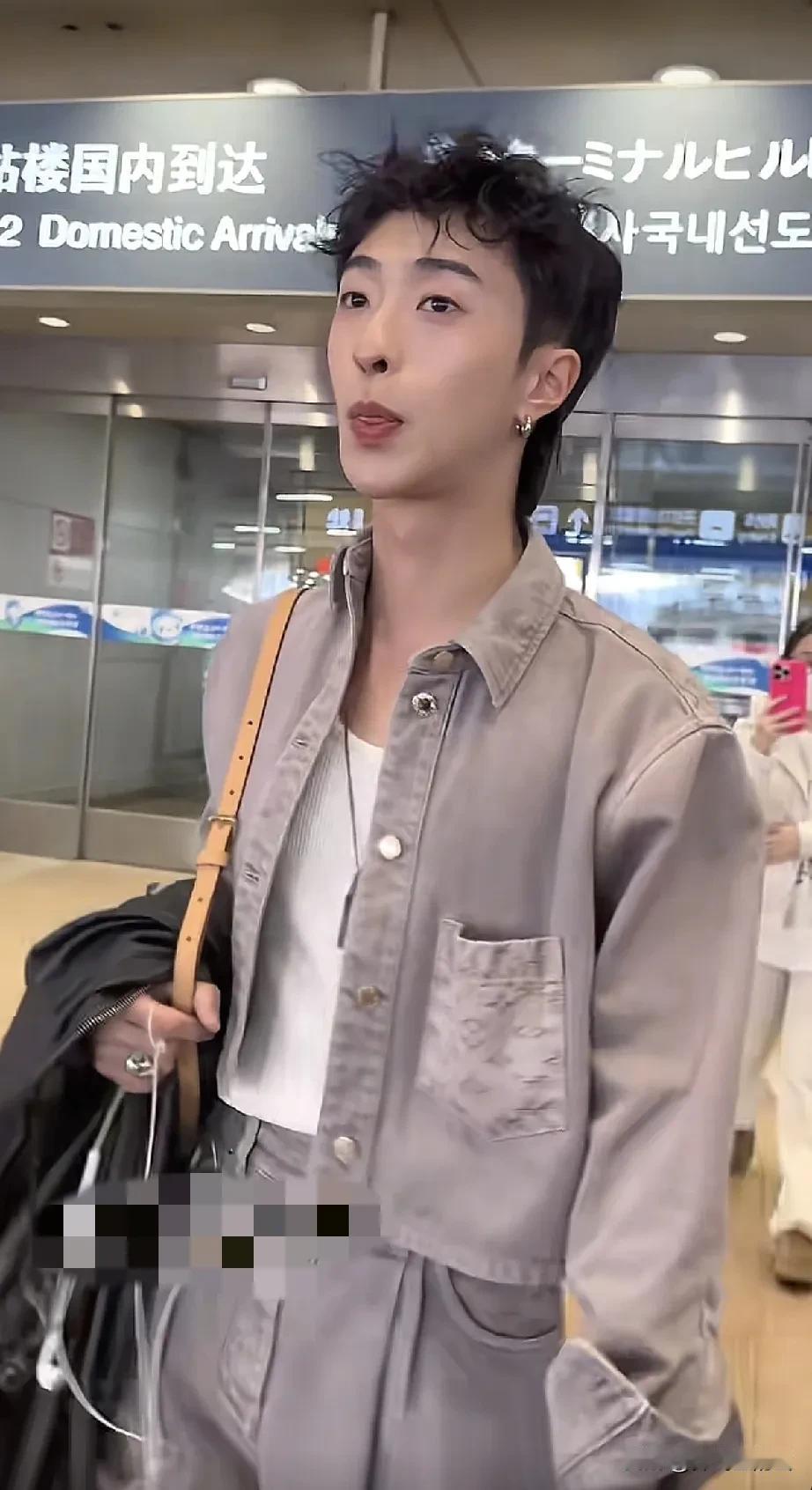 伊能静和庾澄庆的儿子恩利被网友拍到，只见他个子高挑纤细，妆容精致，一身名牌，潇洒