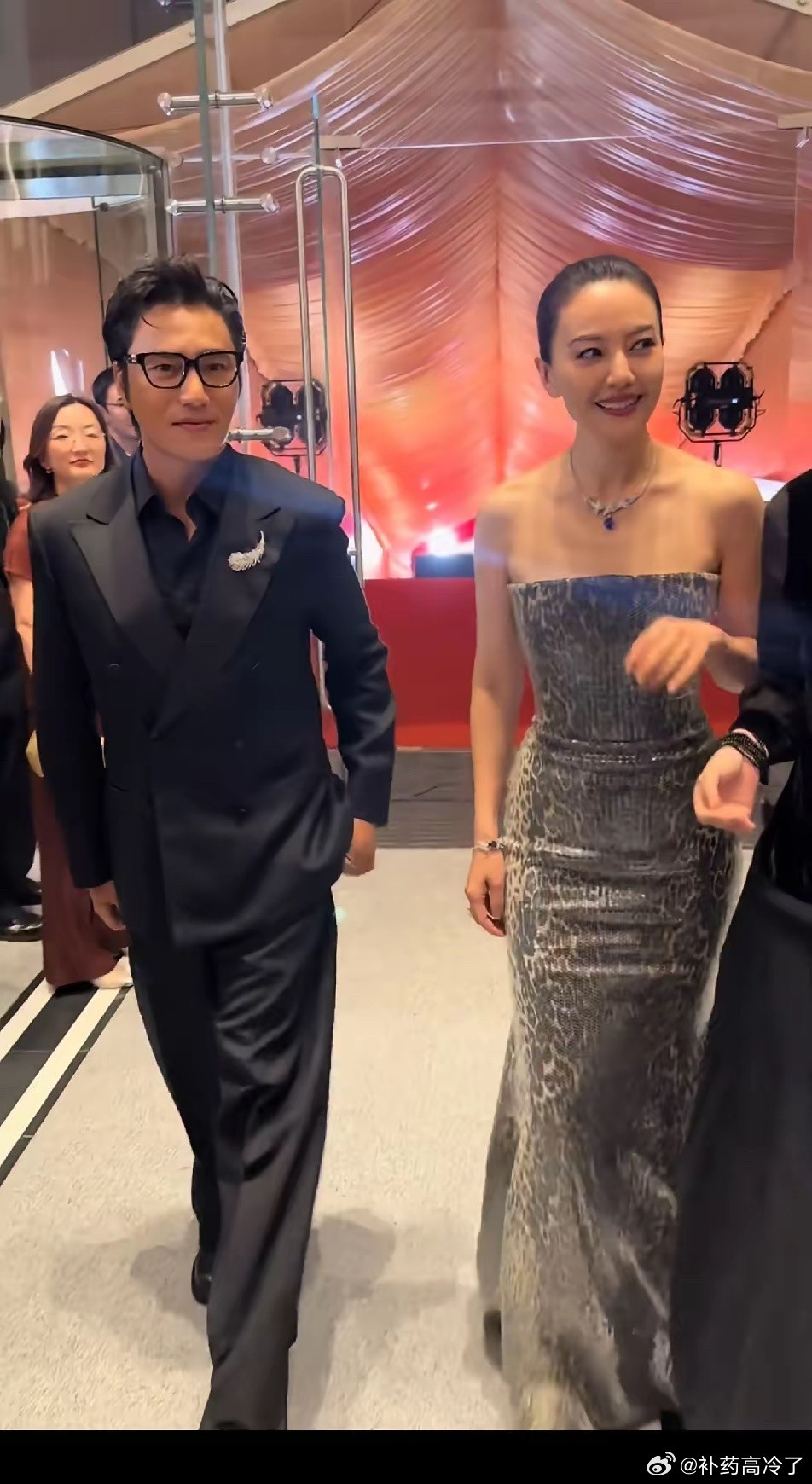 高圆圆一副完全不想和陈坤交流的样子，这俩人应该也算同期的艺人，怎么也是有交集的，