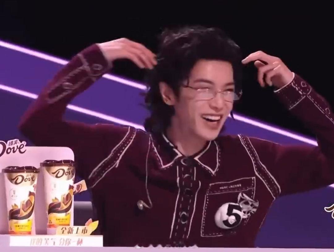 那英说张卓尔华晨宇上身那英太敢说了！调侃张卓尔像华晨宇上身，还说花花跳得更高，笑