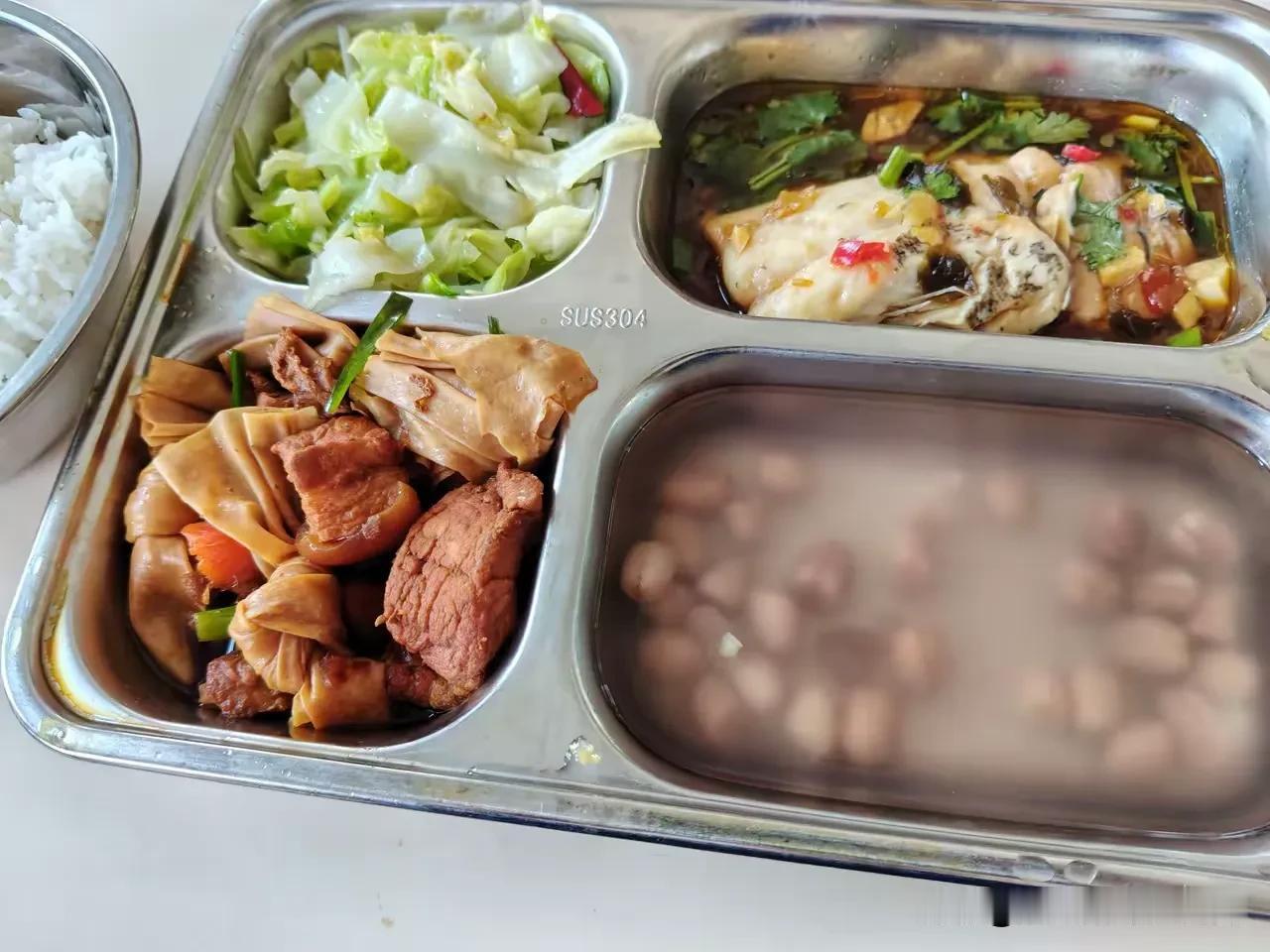 这是某公司食堂里的员工餐，收费2.5元，你觉得咋样？