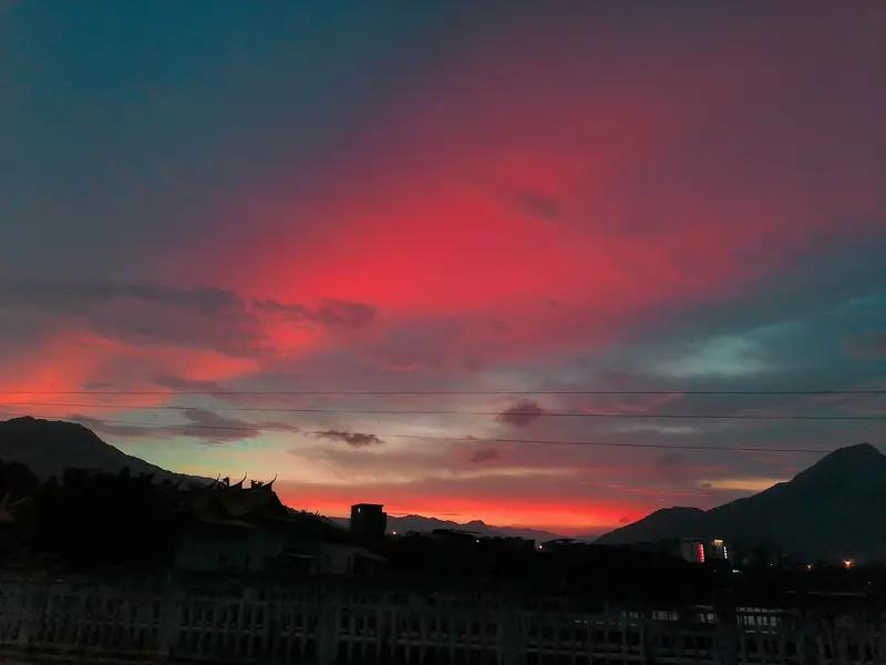 相册里总有那么几张照片，让人一看就心生欢喜，我相册里最满意的就是一张天空照。就