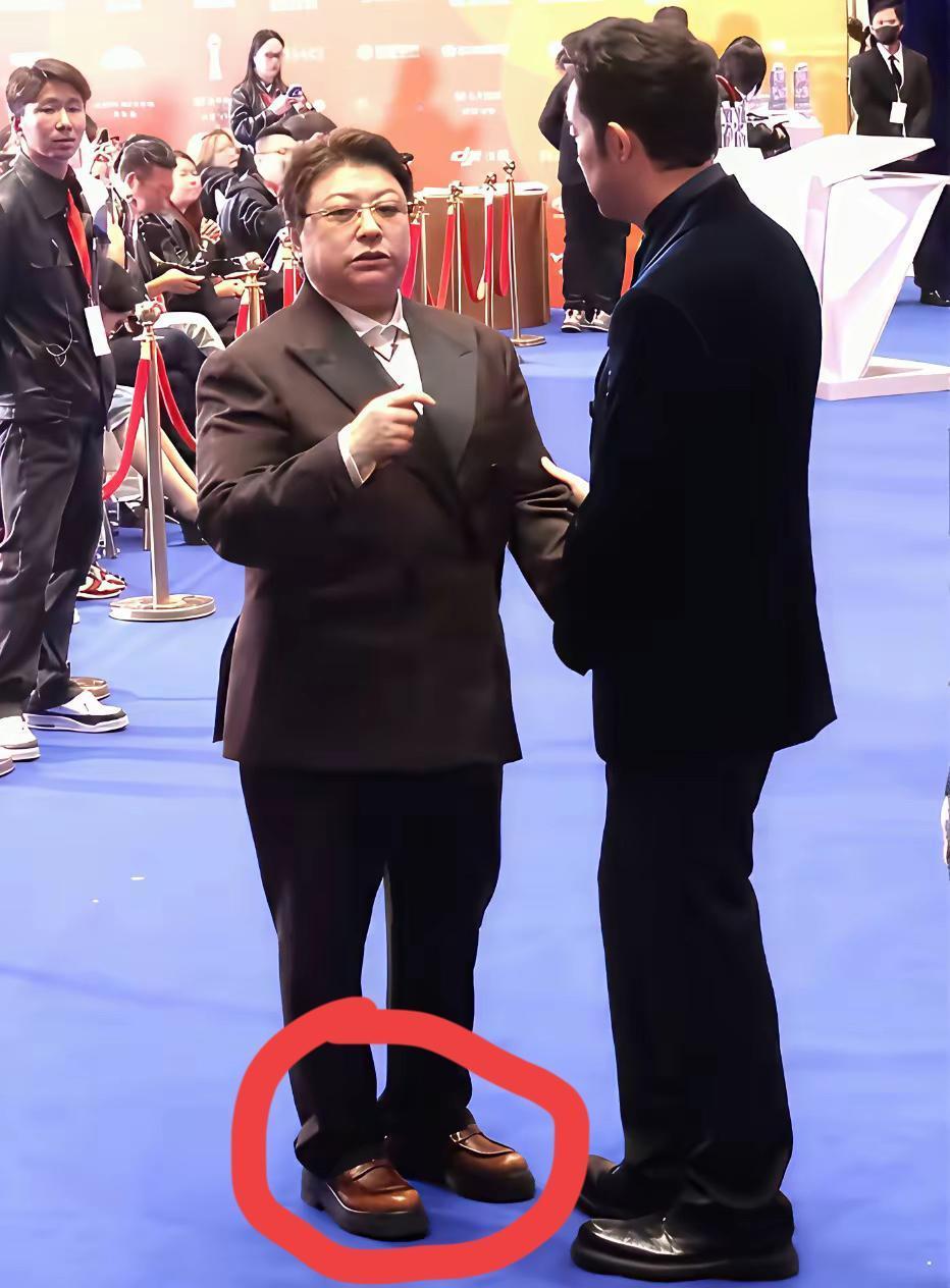 这鞋啥牌子的？一定很贵吧！[滑稽笑][滑稽笑]