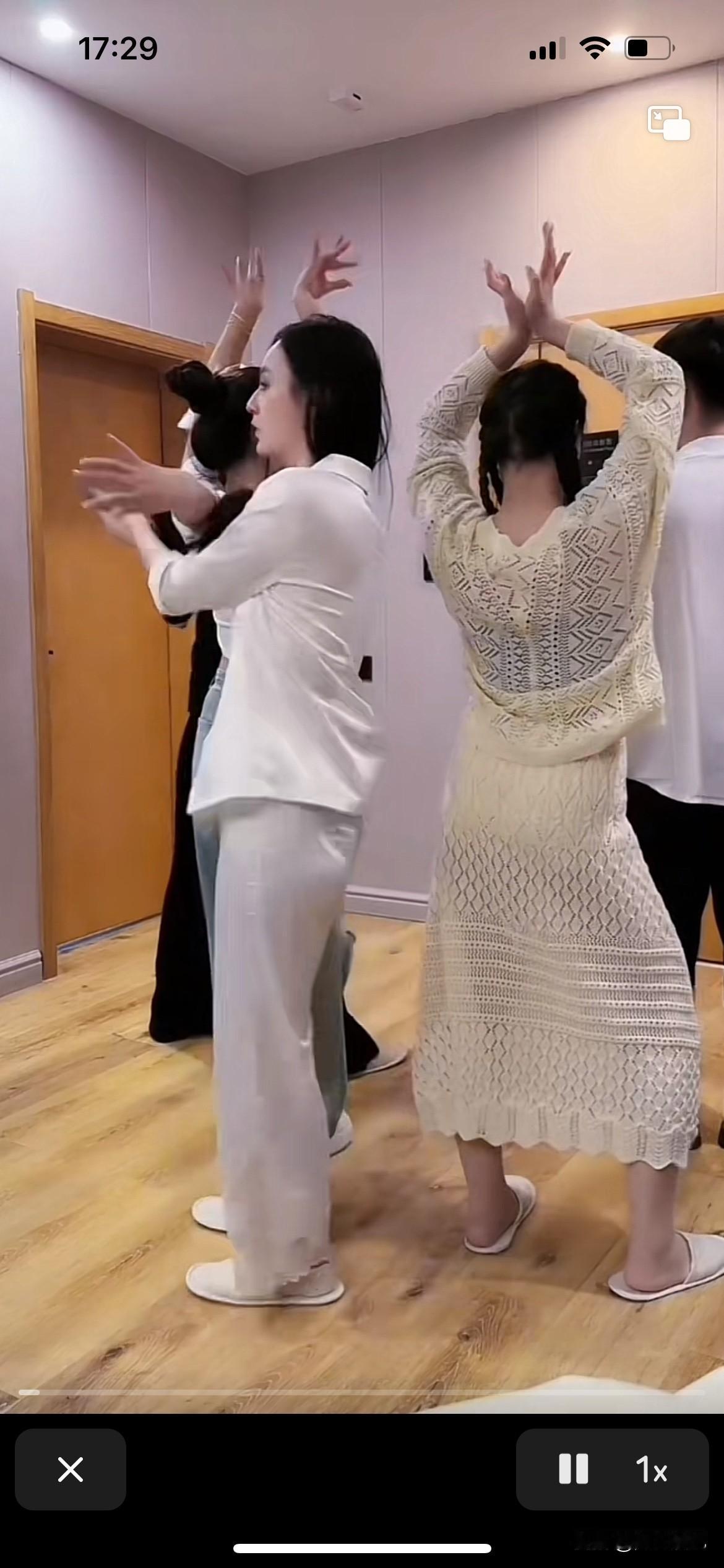 唐艺老师越来越胆大了，竟然穿着薄薄的睡衣就开始练舞，很多部位一览无余，但是唐艺穿