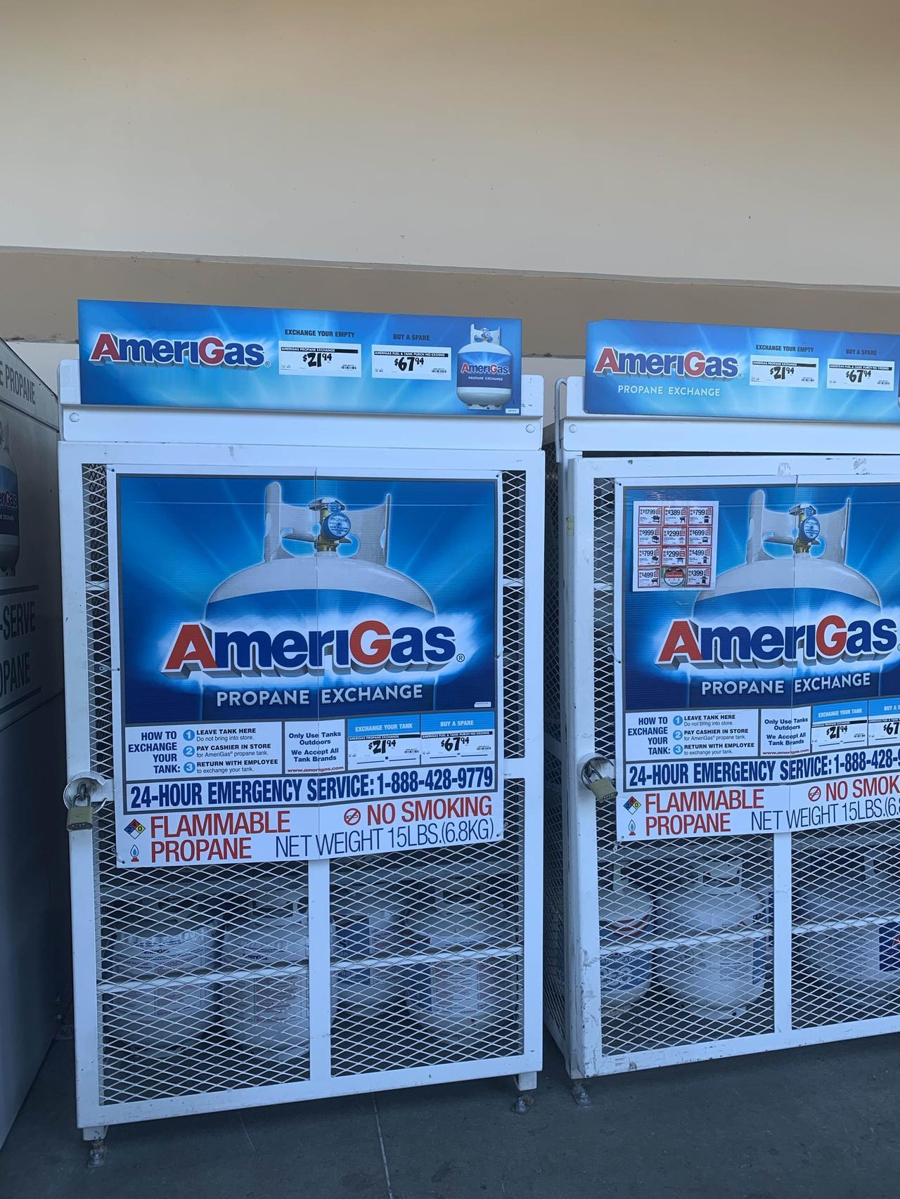 在美国的商场超市门口，常常会看到这样的煤气自助购买设备，一罐煤气15磅，6.8公