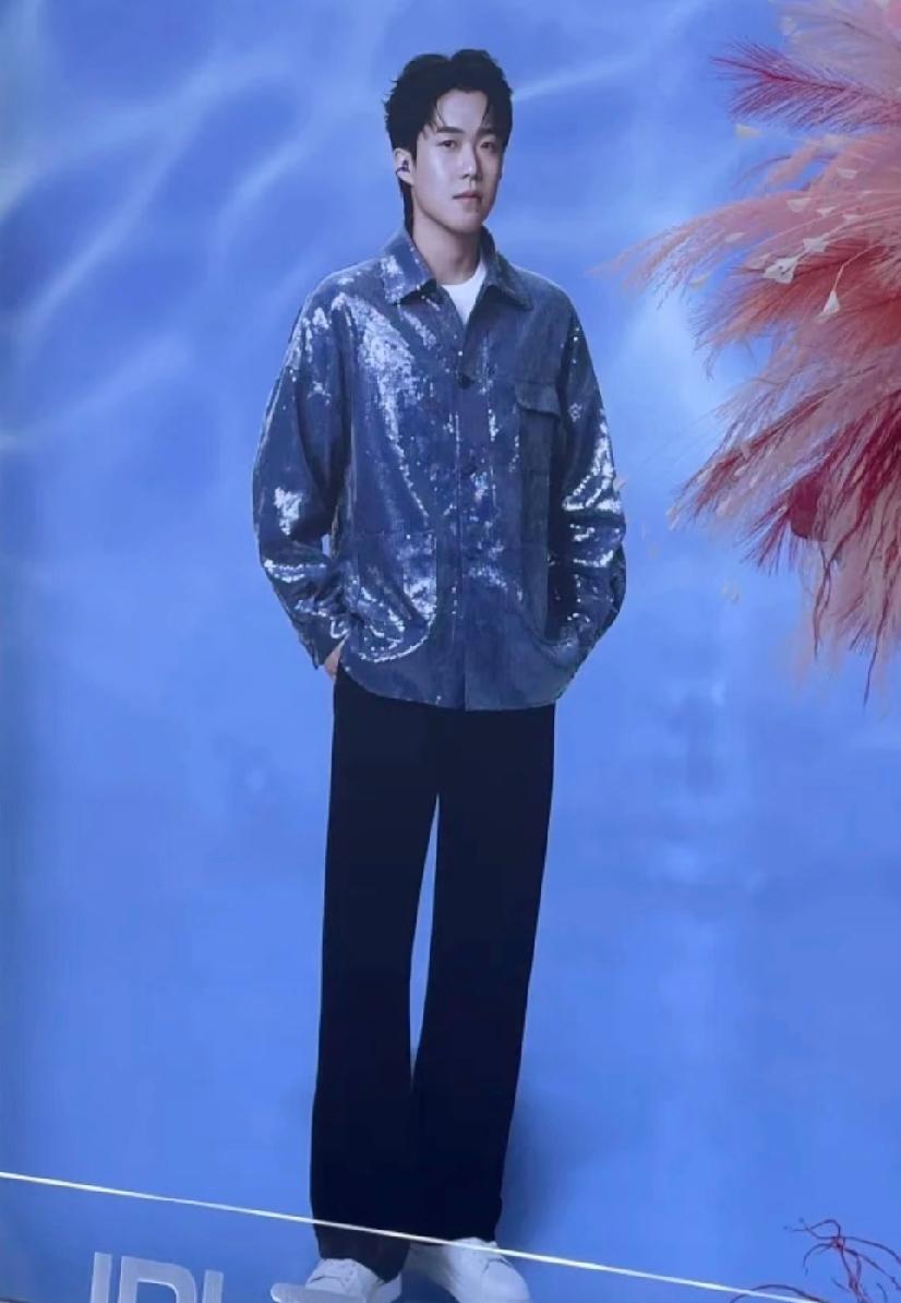 王楚钦这身形也太绝了镜头里的王楚钦，亮面衬衫搭配黑裤，肩宽腰窄的身形线条利