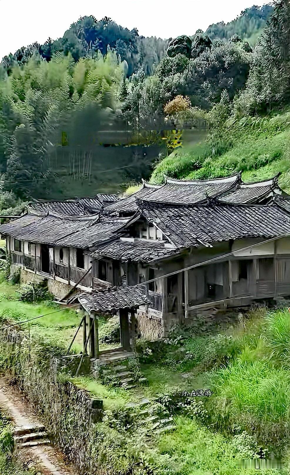 看到“风水宝地，大户人家，人走楼空，美景依然在人却一去不回来”这句话，瞬间就有画