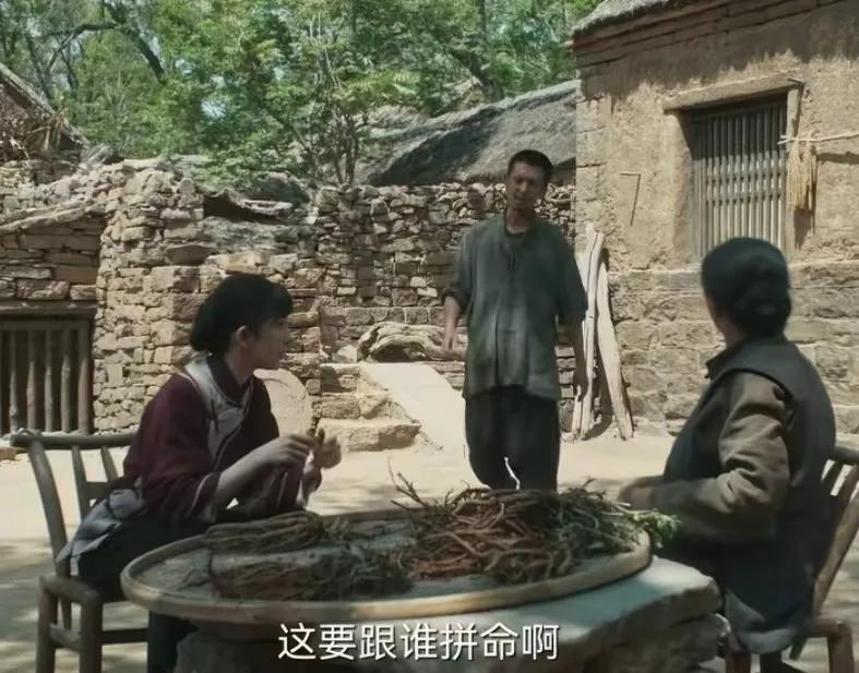 《生万物》铁头气势汹汹的来找宁绣绣，绣绣的婆婆问他:“这要跟谁拼命啊”，铁头:“