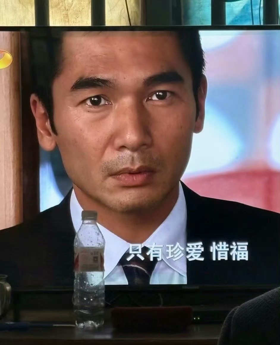 以前的电视剧，肤色、肌肤纹理清晰可见现在的电视剧，统统白种人​​​