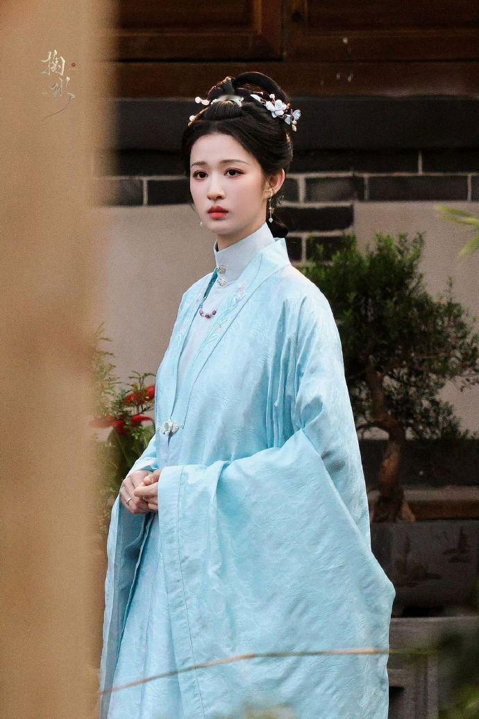 哇呀，这是谁家大小姐出门咯，原来是《明月录》中魅力无限的王楚然！她身着绫罗美裳，