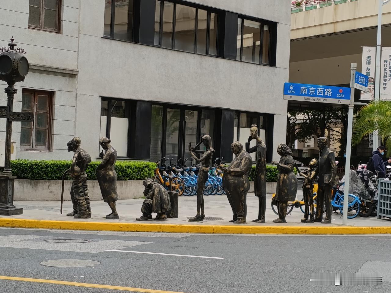 公交车上上来一群人，叽叽喳喳说过不停，声音一个比一个高。一个老太太听了忍不住说