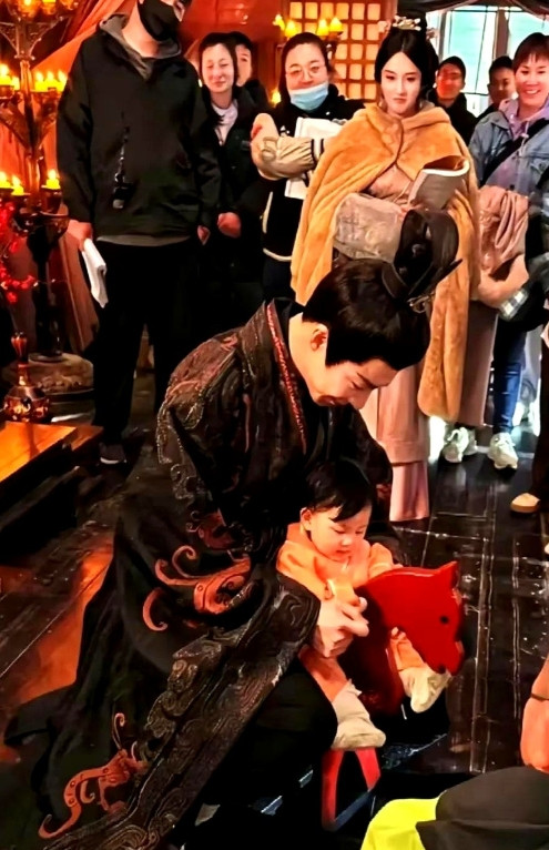 《折腰》里魏劭的女儿出生，是不是有点过于隆重了，要知道在原著里面，关于魏