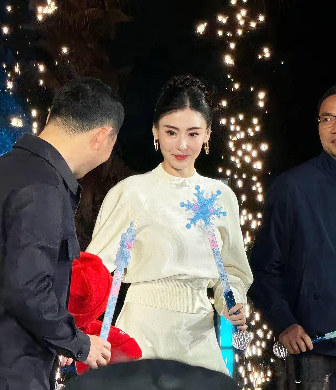 张柏芝啊张柏芝，真要被你这“轴劲儿”给折服了！香港大火刚过，别人还在发祈福文