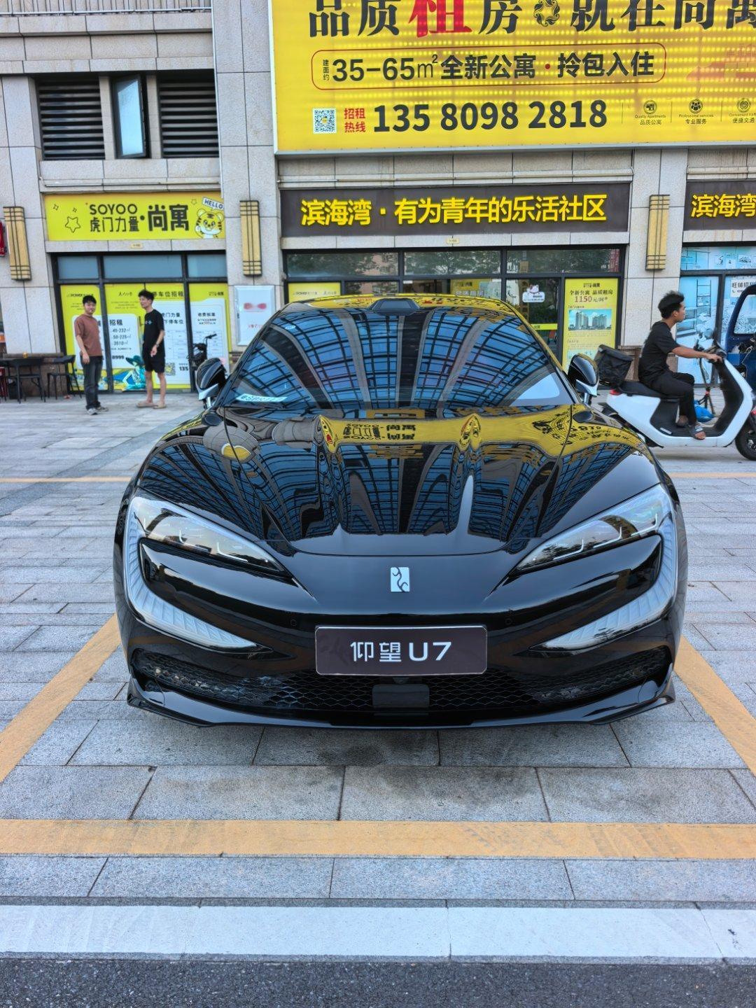 公寓的寓友提了一台仰望U7说实话挺好的，原创的设计，车灯、车尾都很好看但这个轮毂