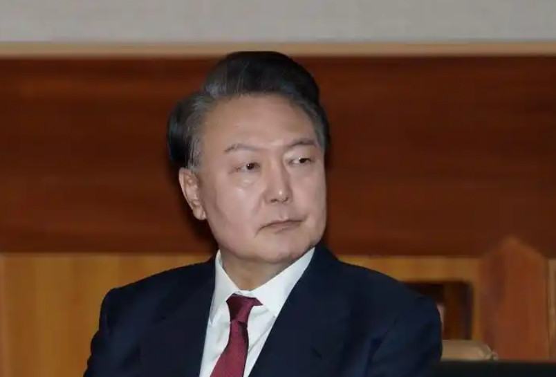 韩联社报道，韩国前总统尹锡悦7月1日拒不接受内乱独立检察组的第二次传讯，上午9时