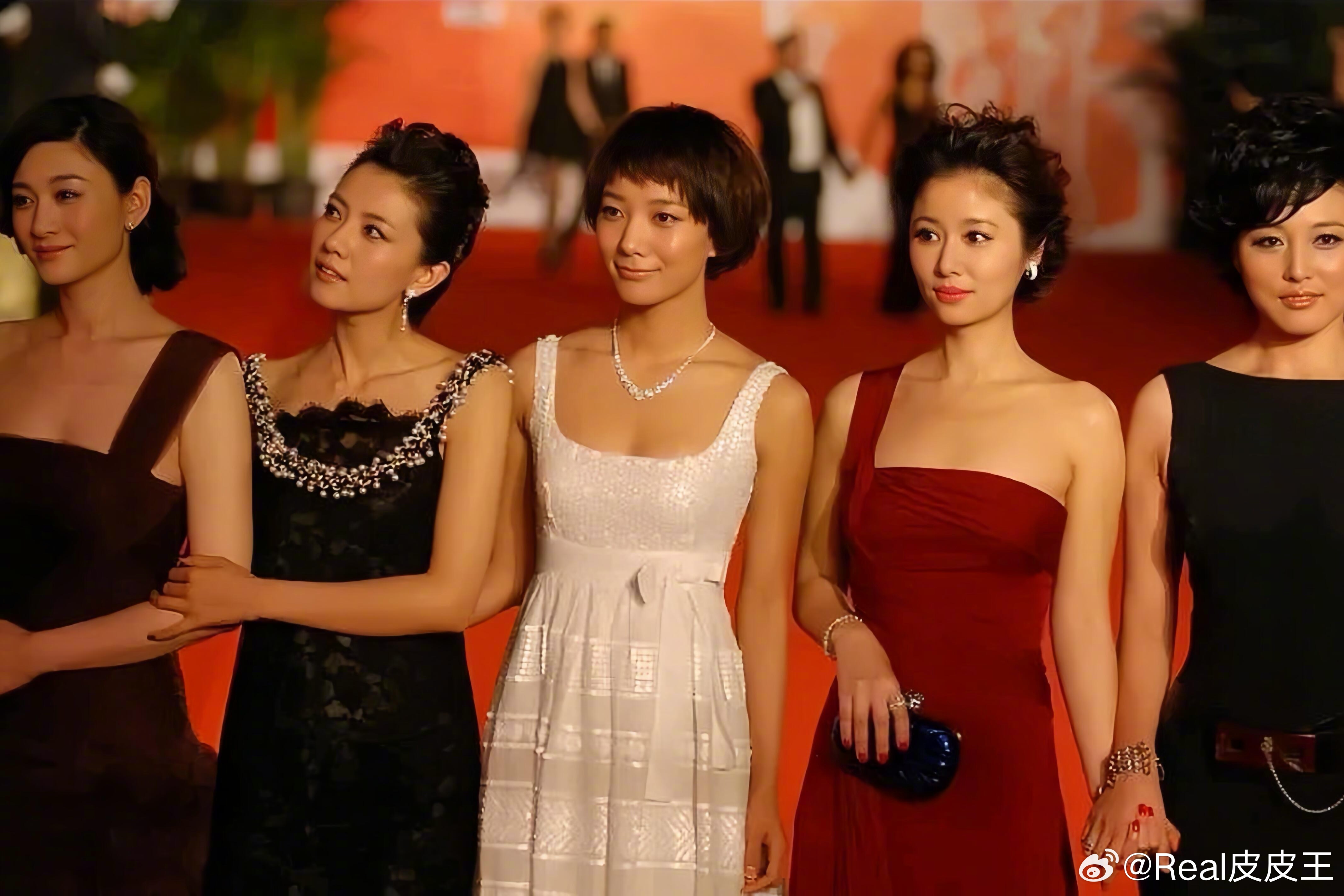 美女云集的张合照，在那个没有滤镜，全员生图的年代。从左至右：高圆圆、李小冉、林心