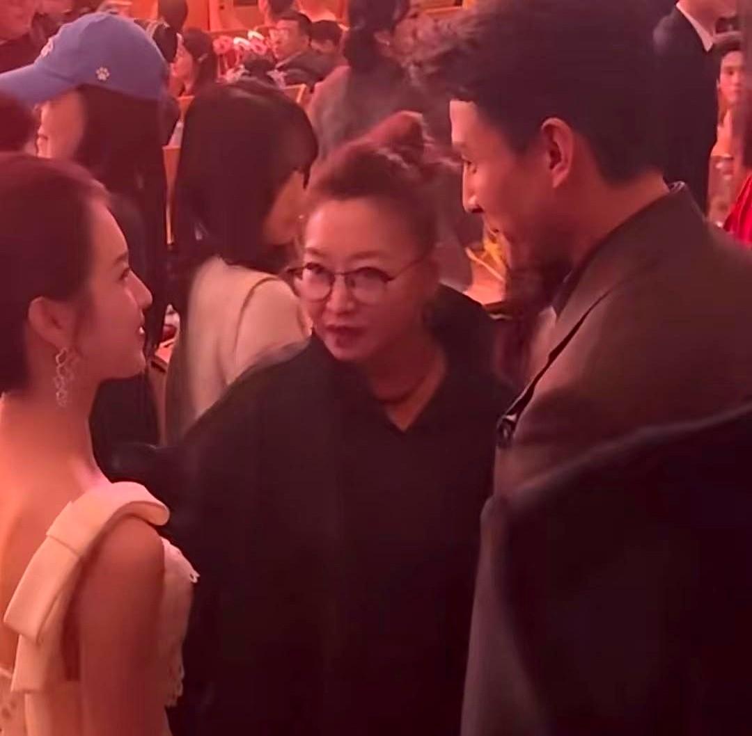 这是昨晚的红果创作者大会内场。郭宇欣向恩师刘天池引荐刘萧旭，一个自然的拉拽胳