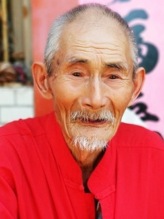 几年前，村里一位老人临死前，含泪对站在床前傻妻子说：“我本想死之前，用耗子药毒死