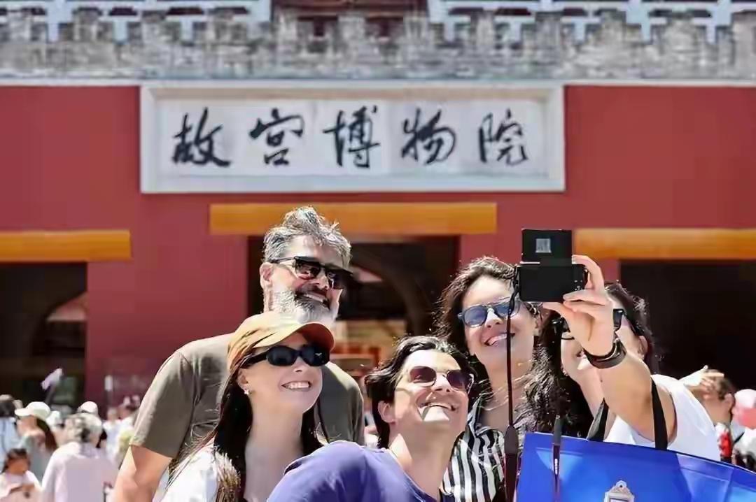 看了一圈外国博主来中国旅游后的视频，说实话，心里挺暖的。不是因为他们夸得有多