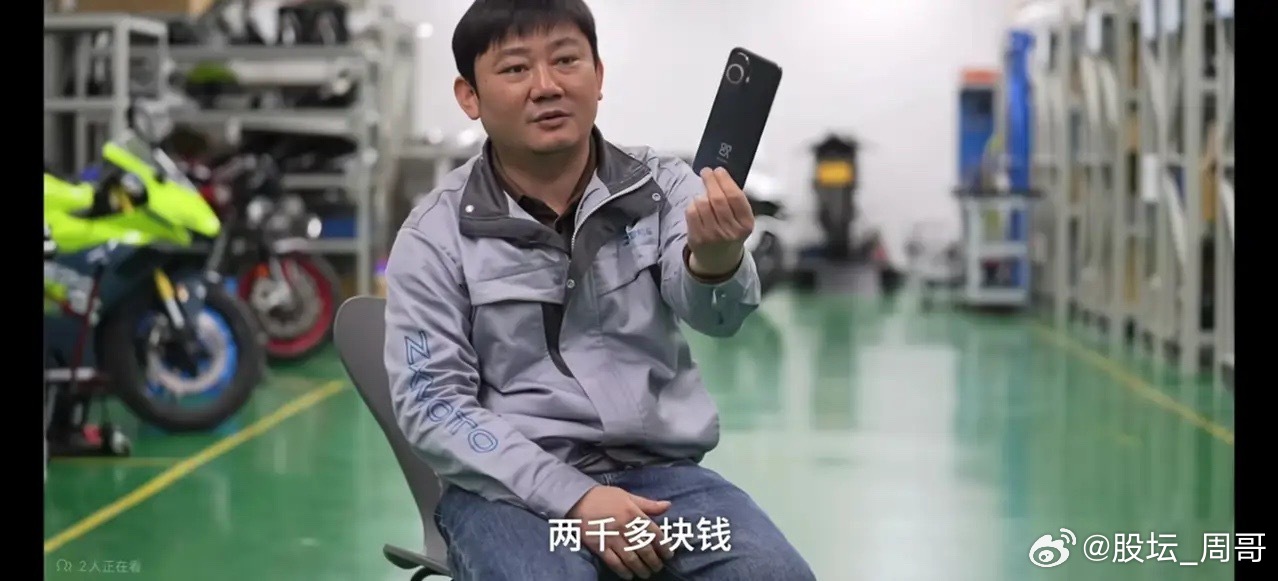 难怪张雪的机车这么牛，2000块钱的Nova，屏幕都烂成这样了还在使用。张雪说