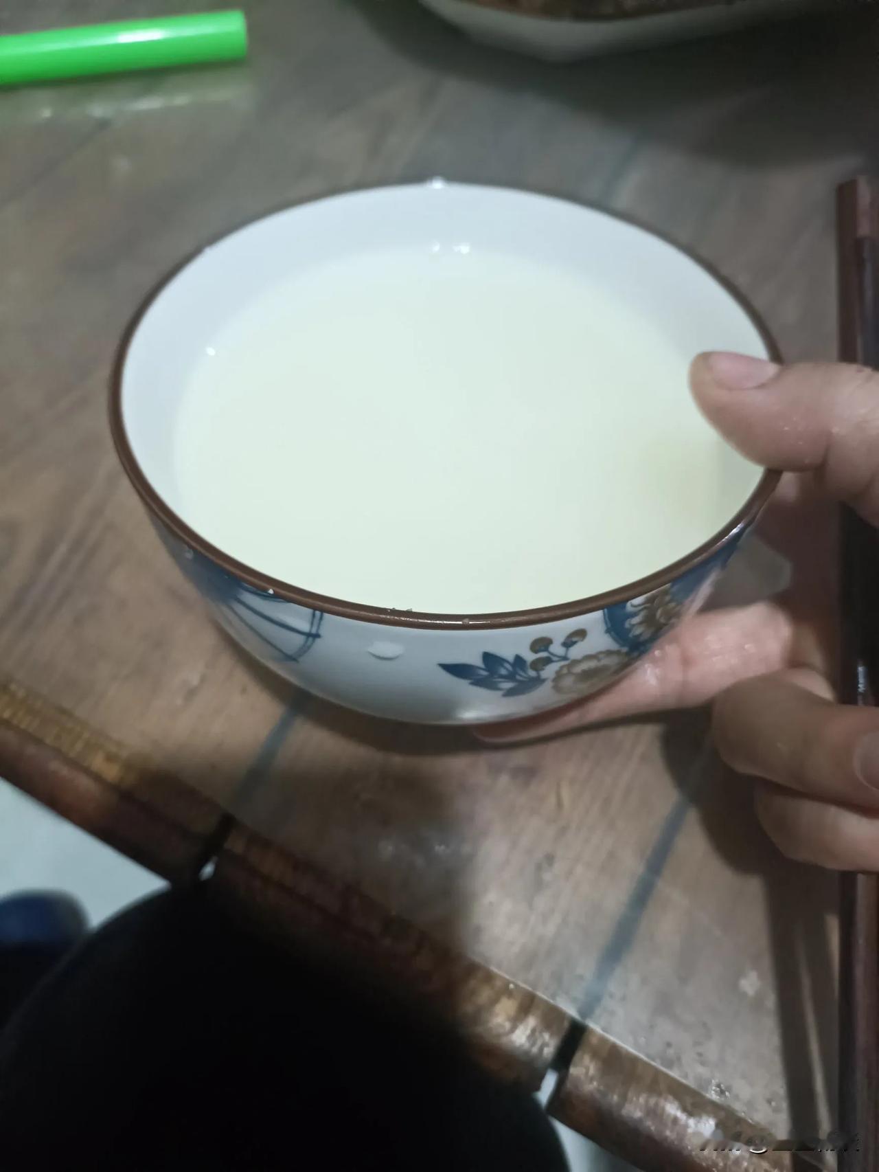 年30一顿饭吃了，然后初一一天吃剩菜。初二大姑子回来，再做一桌子菜，初三初四再吃