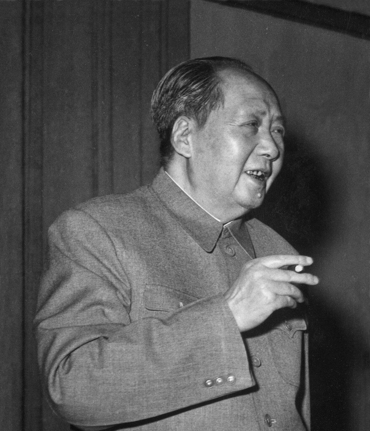 1971年8月28日老人家在长沙与韦国清、刘兴元、丁盛、汪东兴等人谈话。老人家