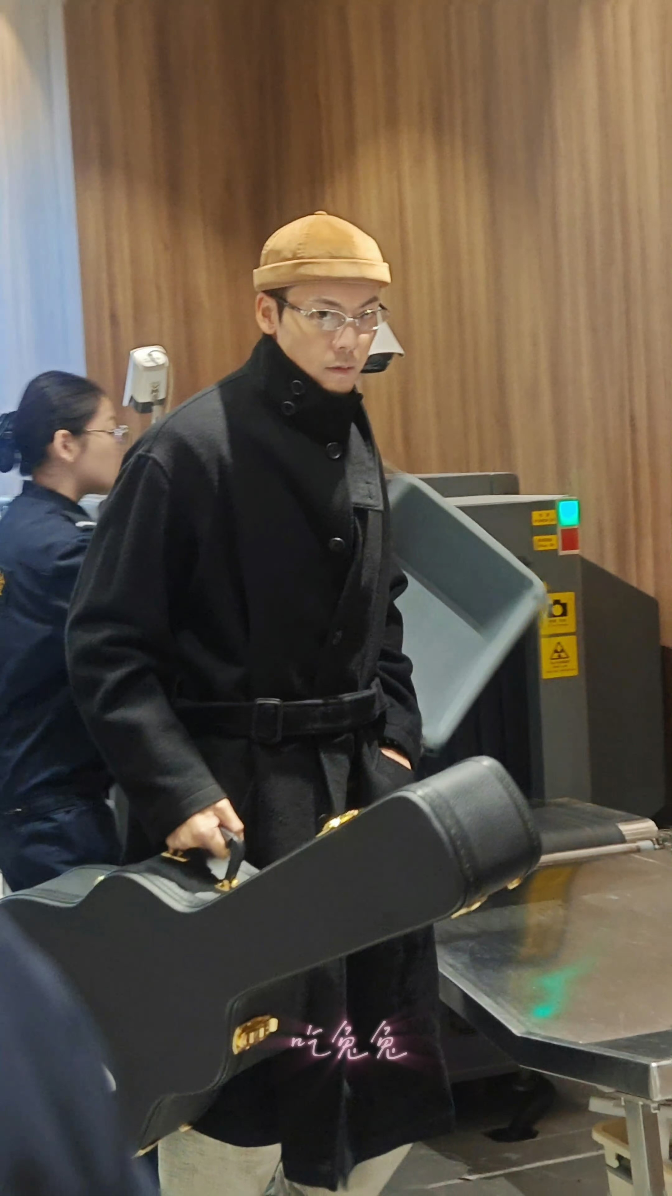 网友在高铁站偶遇了去参加音乐节的陈伟霆，还带了吉他！！！