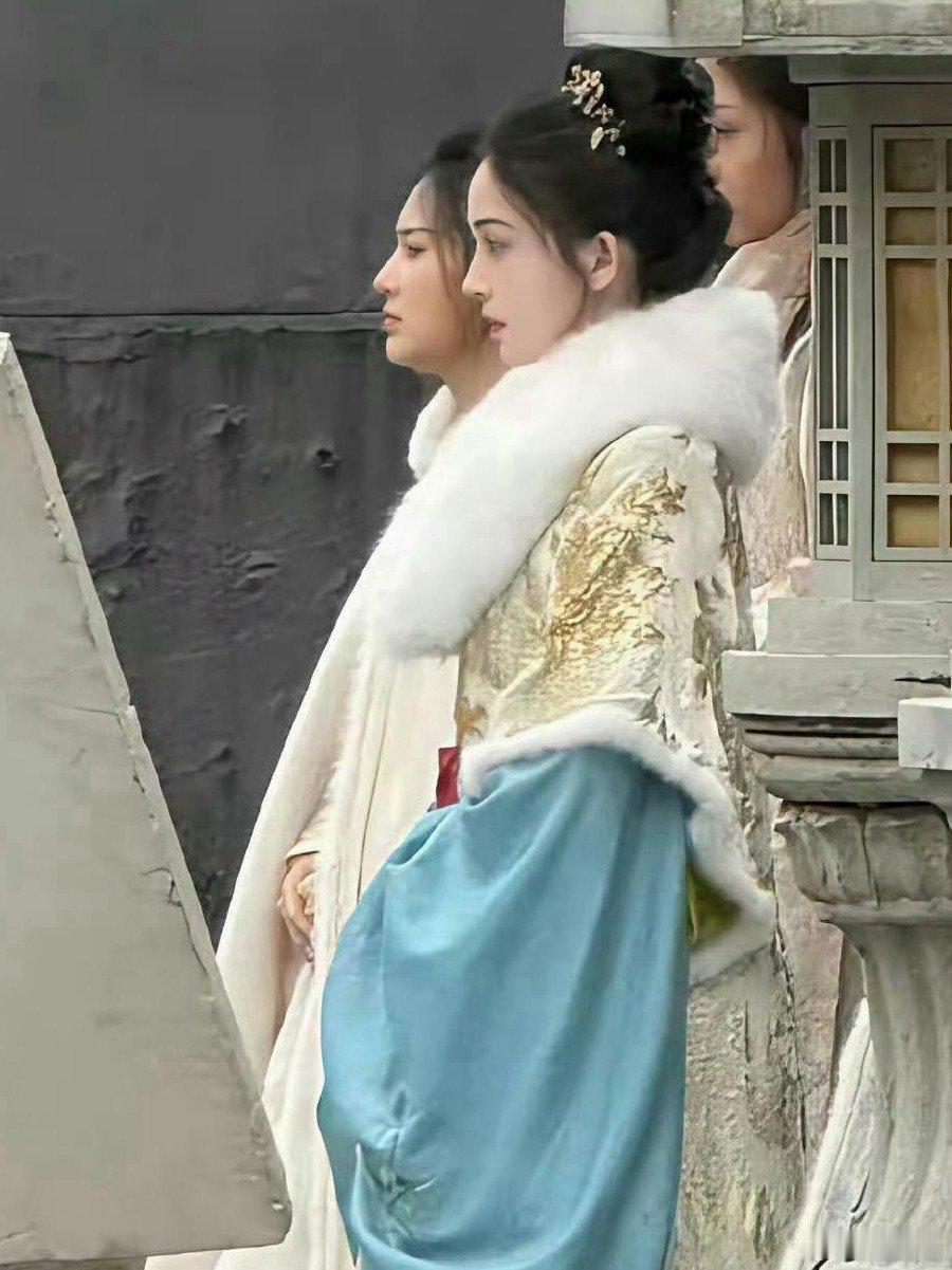 被娜扎的面部平整度吓到了...好优越的一张脸啊，整都不敢整成这样，她却直接长成这