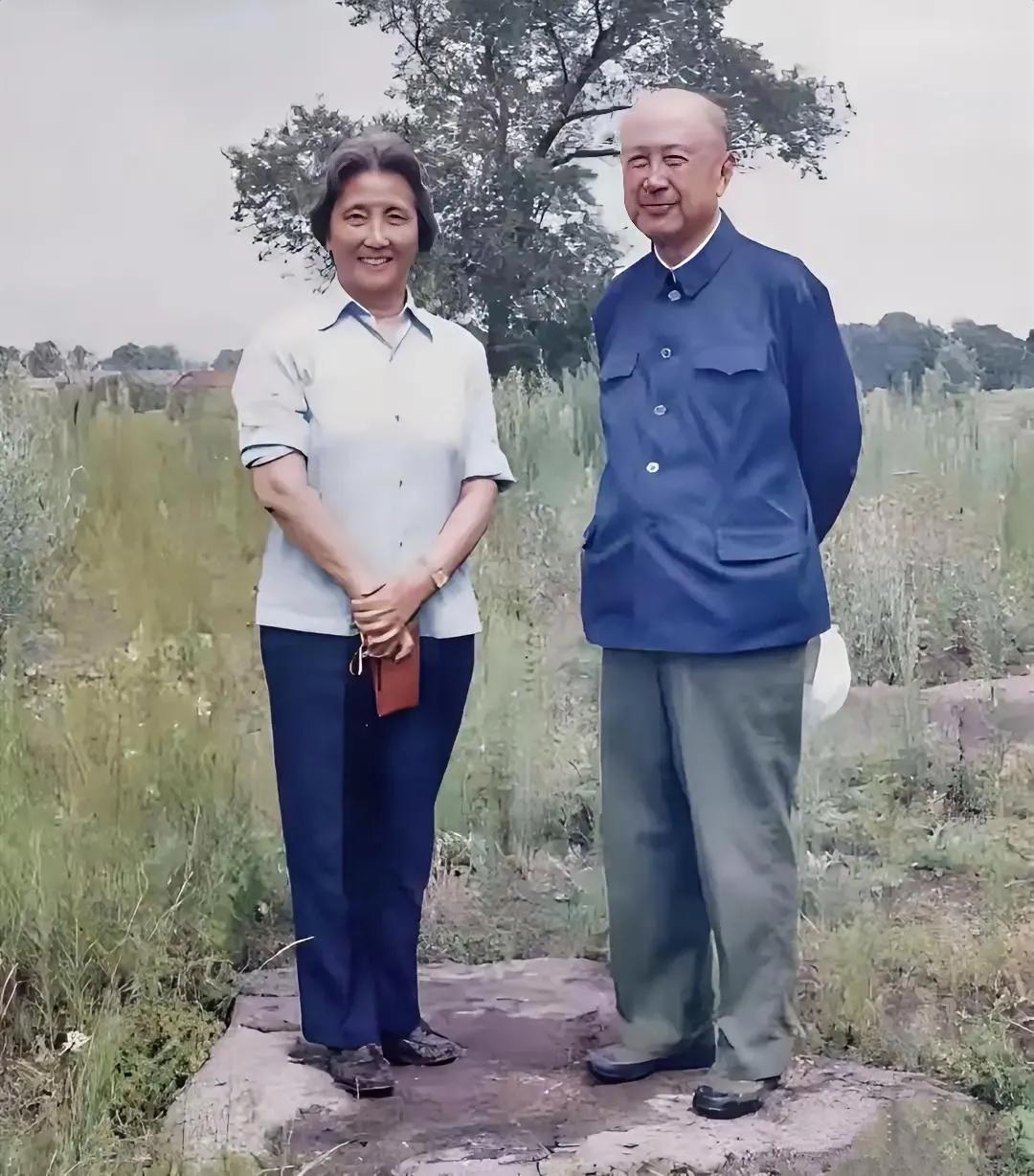 这是钱学森夫妇的一张照片，他们衣着朴素和朴实，很接地气。他们曾