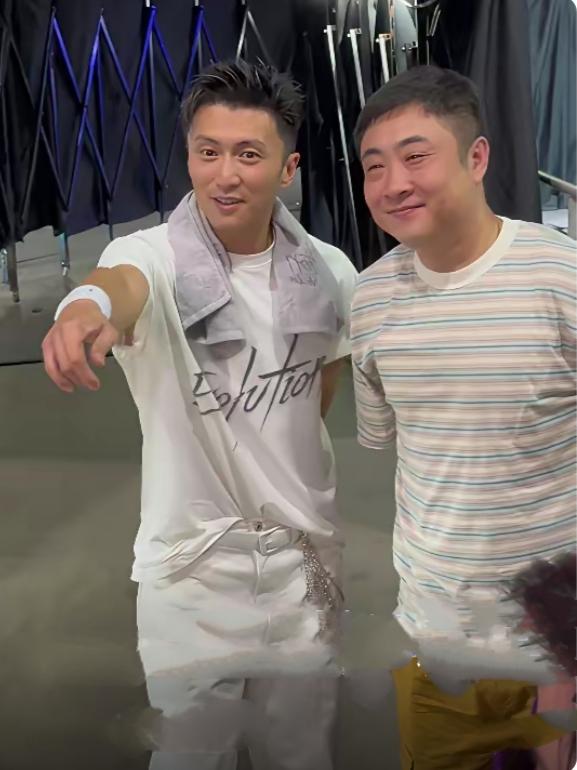 乔山在谢霆锋北京鸟巢演唱会后台化身谢霆锋小迷弟！在谢霆锋北京鸟巢演唱