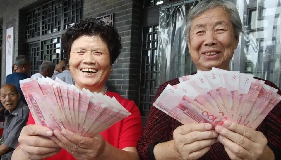 退休人员的养老金调整在即，而部分城乡居民的基础养老金已率先调整补发，6月份，又有