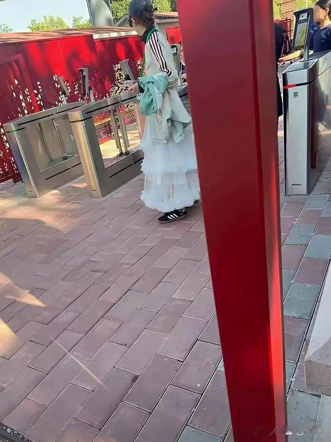 戚薇接闺女放学，打扮得超仙超美，lucky跟妈超乖，越长越靓