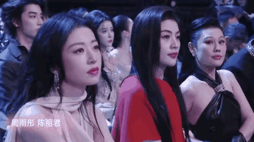 微博之夜上，周雨彤、陈丽君、袁娅维同框，彼此间的差异瞬间展露无遗。周雨彤容貌姣