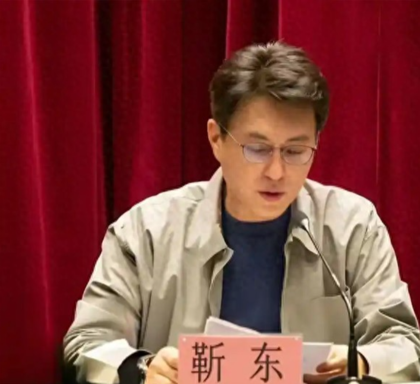 靳东再次发表犀利言论，冲上热搜，这一次大家选择力挺靳东以文工团团长的身份，出席