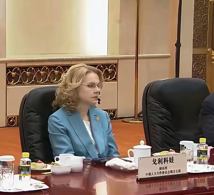 在普京访华的代表团中，60岁的副总理塔季扬娜·戈利科娃格外引人注目。作为代表团级