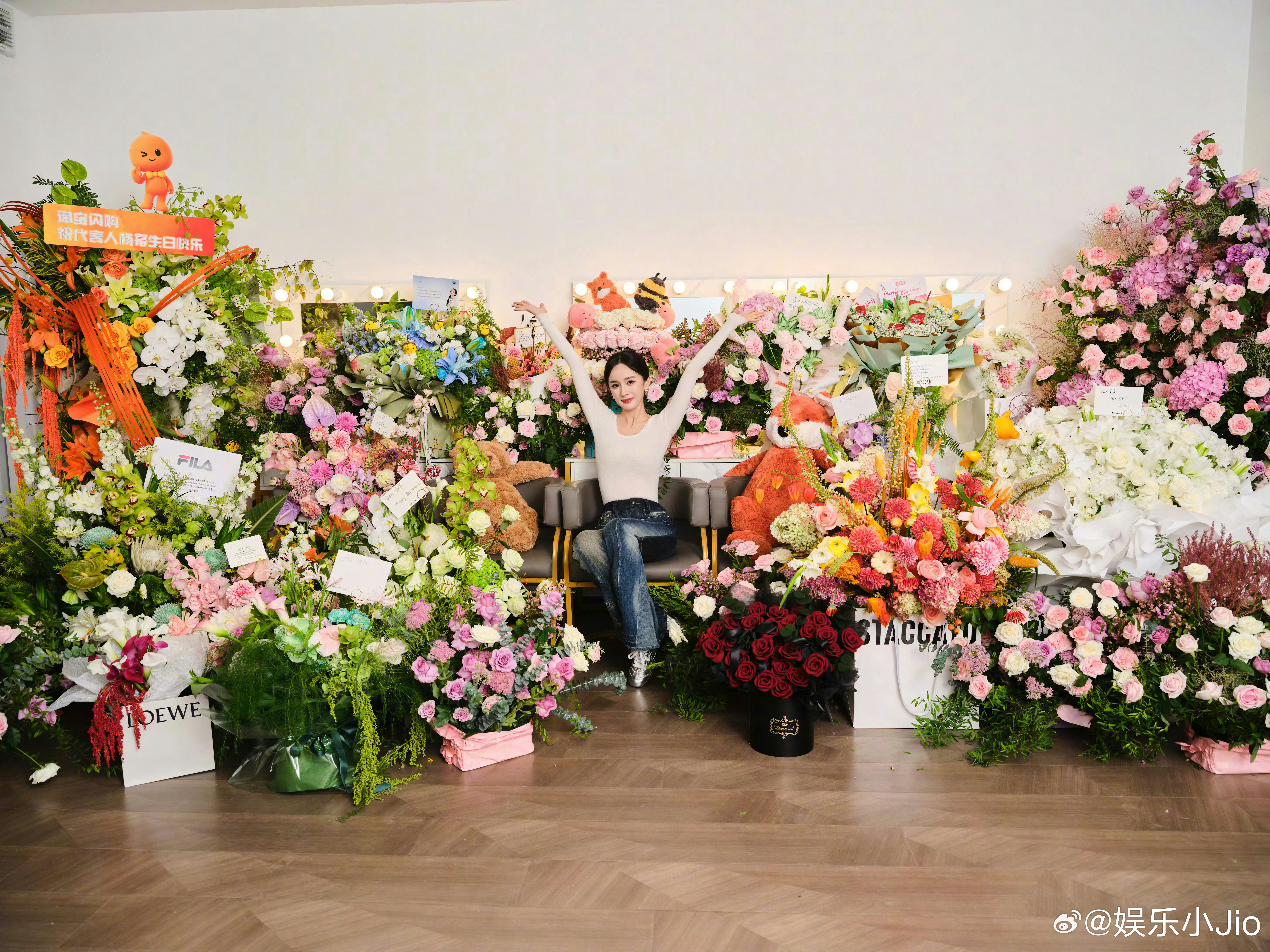 杨幂今天生日，代言品牌都给她送了花[抱抱][抱抱]希望你姐以后的路都像这数不
