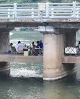 惊呆了，现在都流行在桥下露营吗？