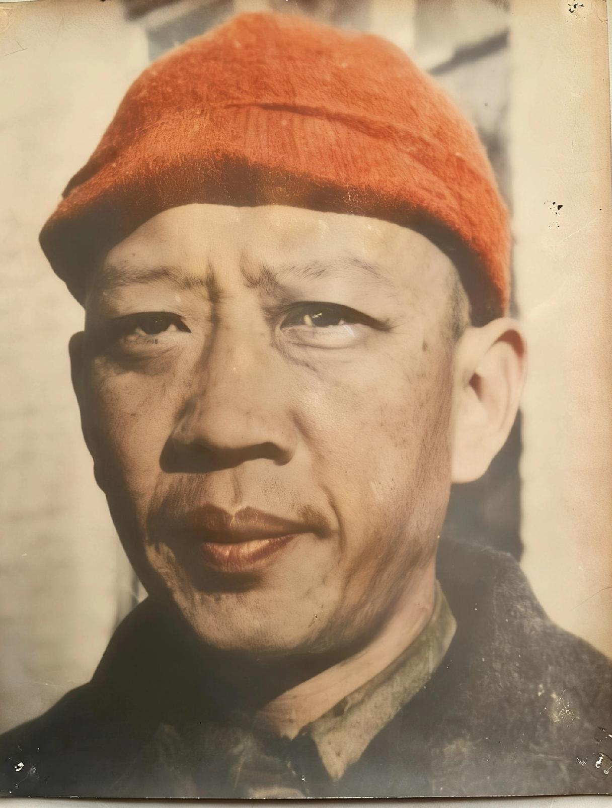 1948年，国军少将陈大云战败被俘，这是他当时留下的一张罕见留影。镜头里的他眼神