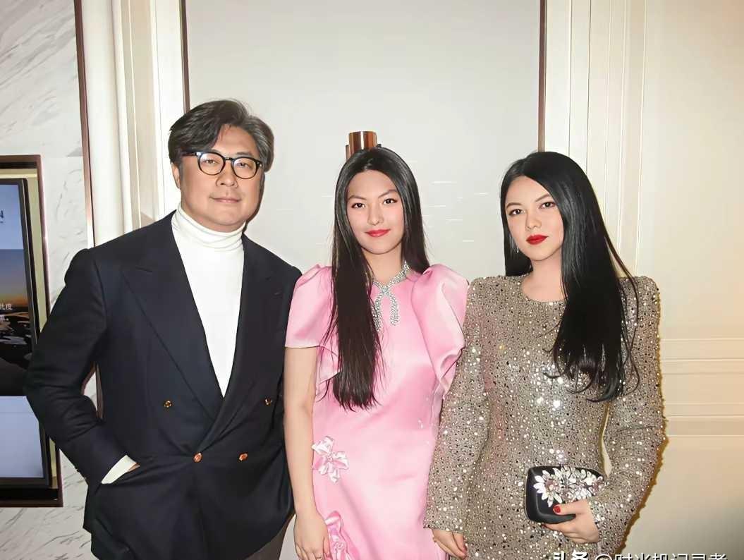 李湘暴瘦后，王岳伦反而更黏她了。最近一场活动，李湘穿修身裙亮相。手臂线条紧实