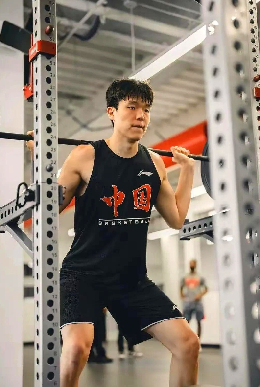看杨瀚森与周琦日常训练照片，高低立下立竿见影！周琦在休斯顿那会儿场均1.2分