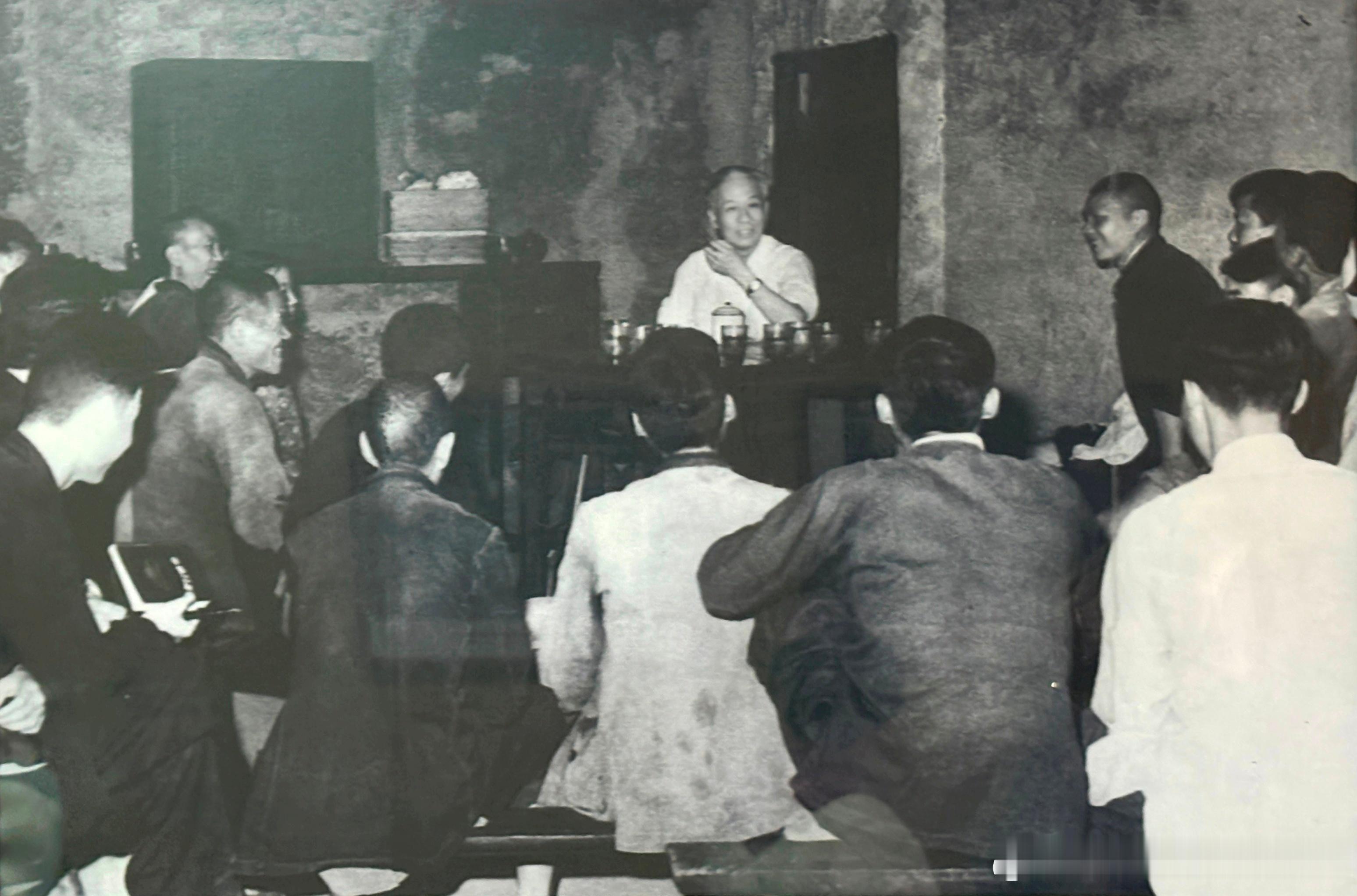 1961年5月7日刘少奇邀请炭子冲部分农民和基层干部到旧居座谈。在谈话中，他诚恳