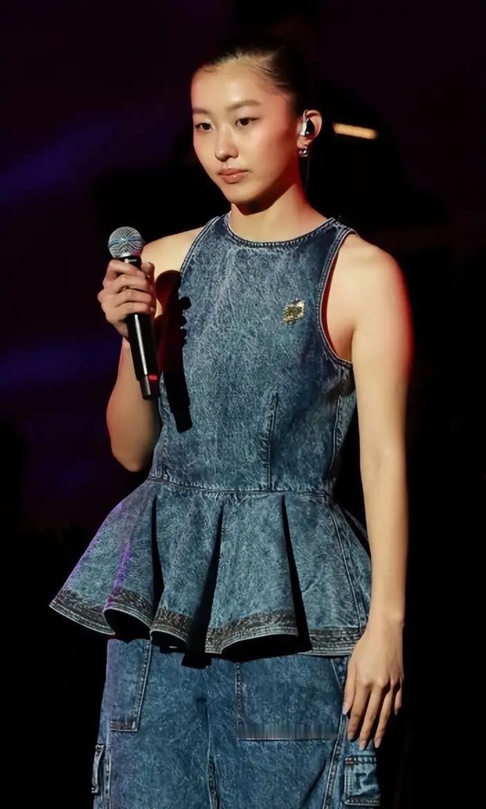 陈奕迅的女儿陈康堤恋爱了。她的男友是与她同龄的香港网球运动员黄泽林。黄泽林5