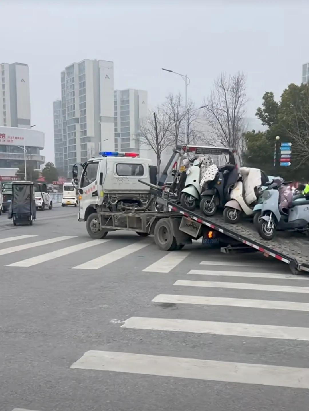 凯旋广场附近正在整治乱停乱放，南阳的朋友注意了，谁的车停的不是地方的赶紧挪走，不