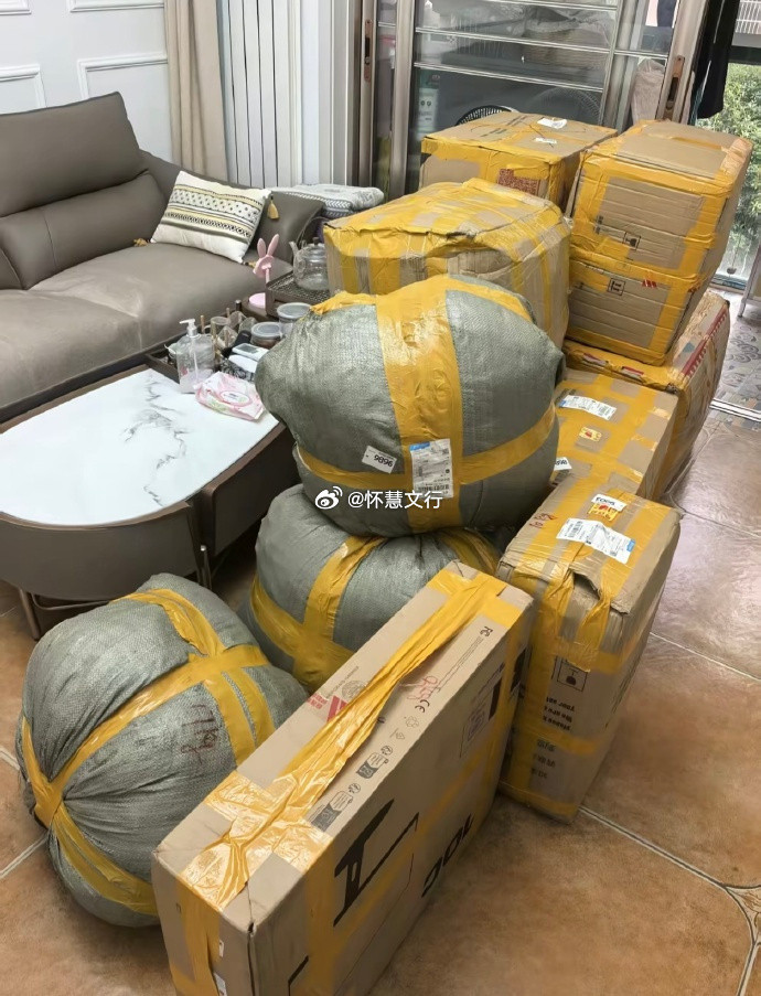 毕业寄几百斤快递女生称运费千元近日，一位女生毕业时把四年积攒的衣物、被褥、书本