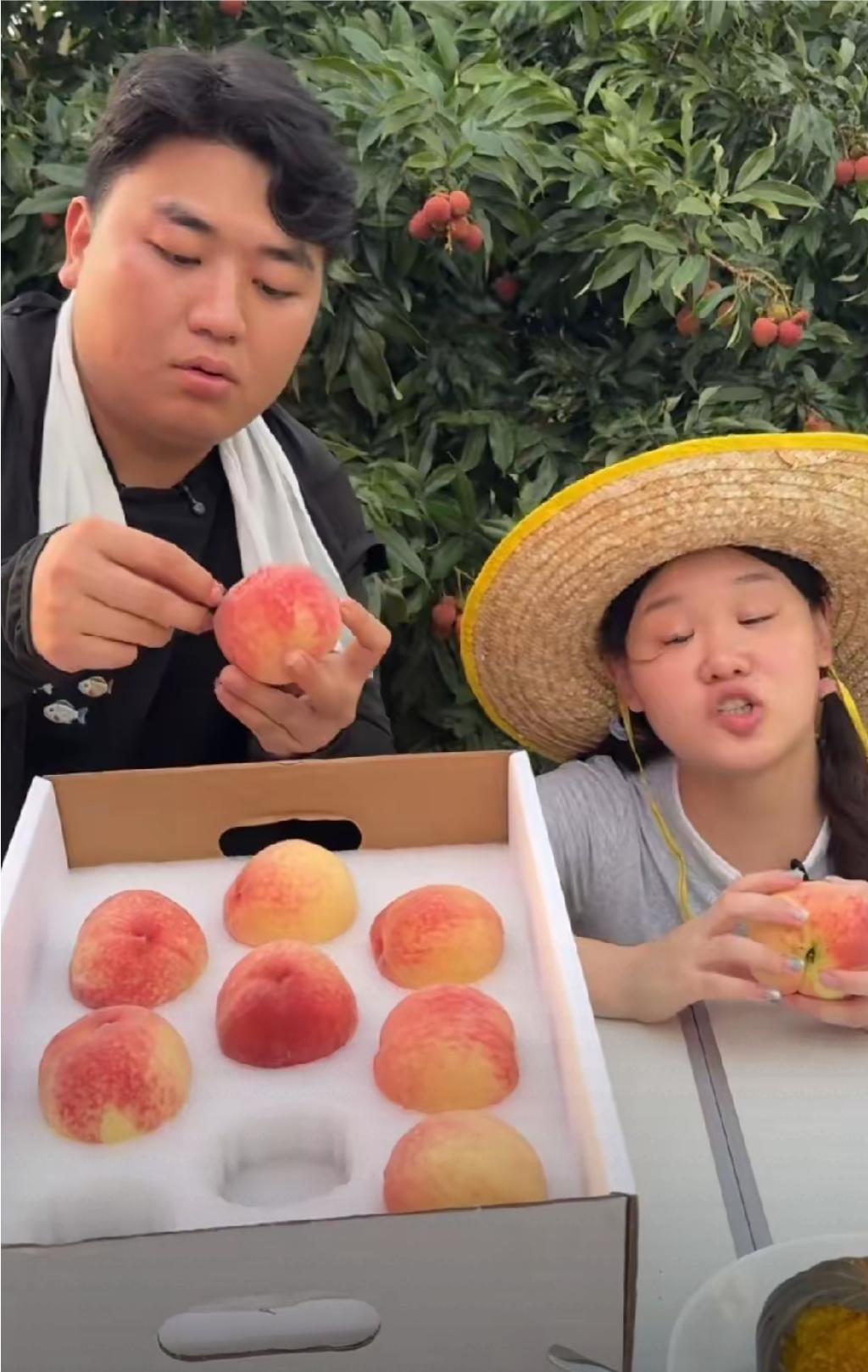 张家齐也太可爱了吧，她戴着草帽和全红婵哥哥全进华直播卖水蜜桃，全进华只顾着吃，没