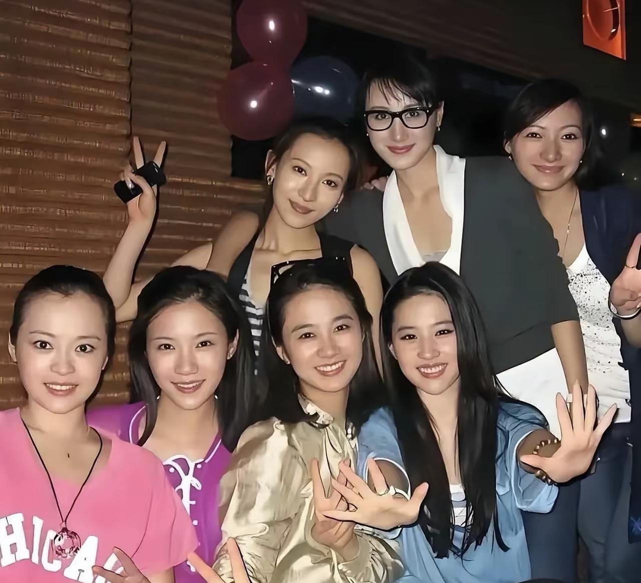 这是刘亦菲输的最惨的一次，图片里这么多美女，除了粉衣服和紫衣服的，其他的哪一个不