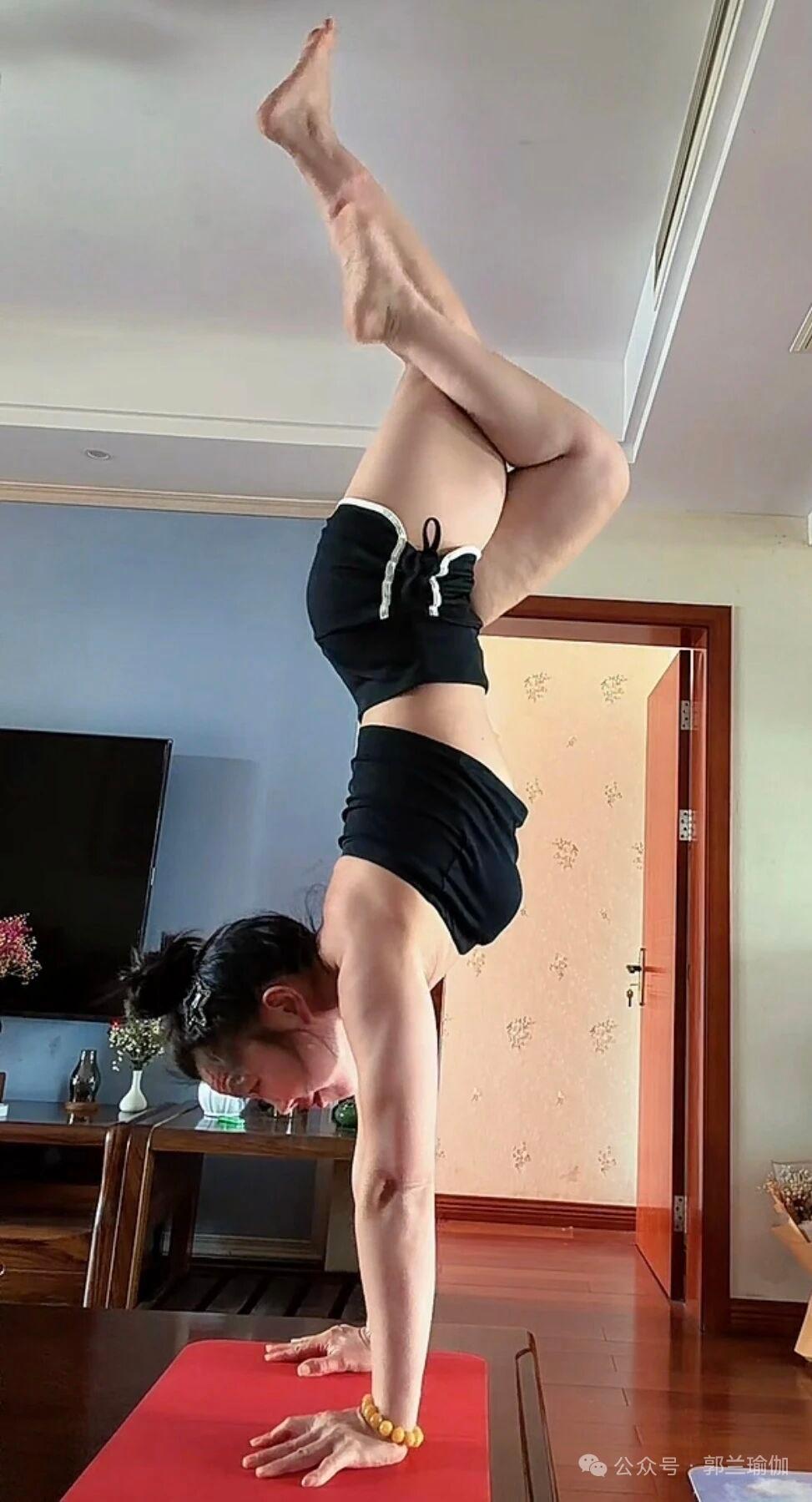 宿舍有一女神级别妹子，那天在化妆，我问她有约会？她说还不知道去哪。快画好时候在