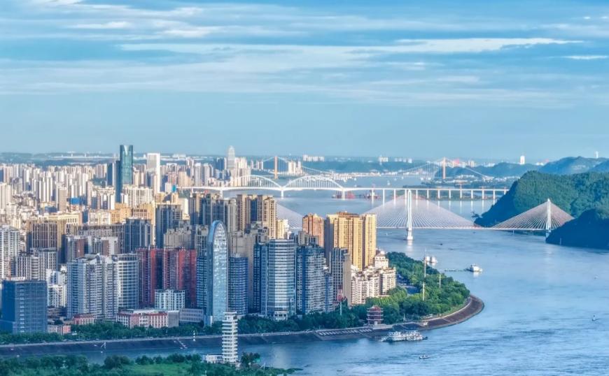 洛阳坐拥千年古都的历史光环，又是河南省域副中心，传统工业底子厚，人口规模几乎是
